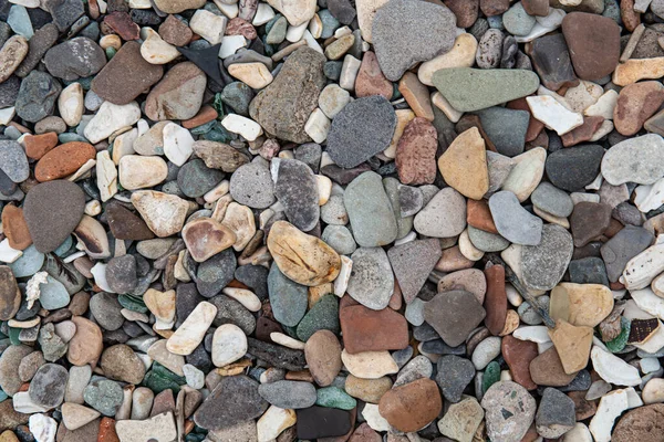 Latar belakang batu pantai, tekstur kerikil coklat abu-abu Stok Gambar Bebas Royalti