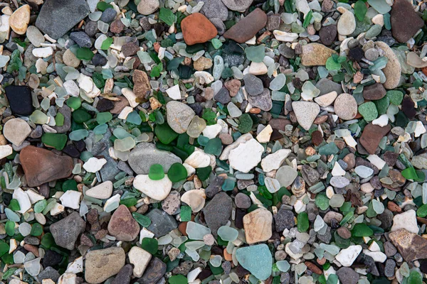 Latar belakang batu pantai dengan batu hijau Stok Gambar