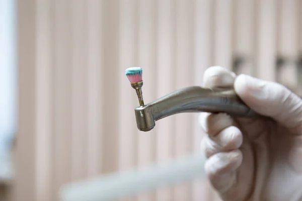 Зубная паста на зубной щетке для полировки поверхности зуба в клинике — стоковое фото