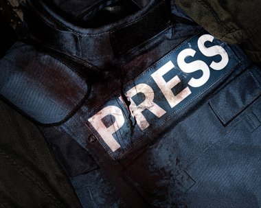 Basın gazeteci zırh savaş koruyucu yelek kitle iletişim araçları savaş kurbanları betimleyen kan sıçramak içinde fotoğrafı.