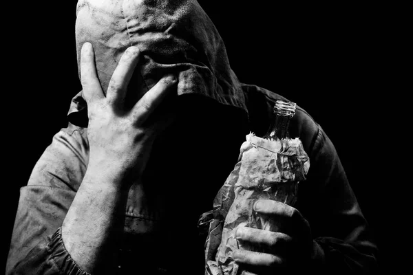 Zwart Wit Foto Van Emotioneel Gedeprimeerd Dakloze Man Kap Met — Stockfoto