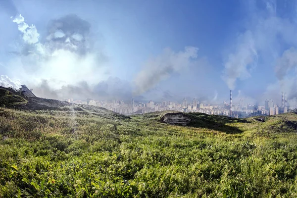 Фото Пейзажа Зеленой Травой Видом Город Горизонте Опасным Загрязнением Атмосферы — стоковое фото