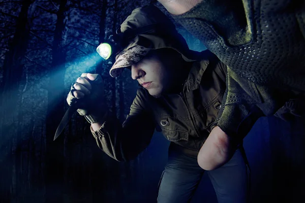 Foto Einer Männlichen Person Brauner Jacke Und Handschuhen Mit Stirnlampe — Stockfoto