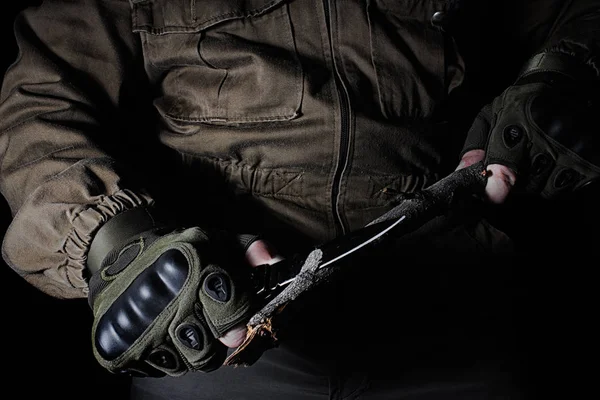 Egy Férfi Akit Barna Taktikai Felszerelés Kabát Használja Kést Hogy — Stock Fotó