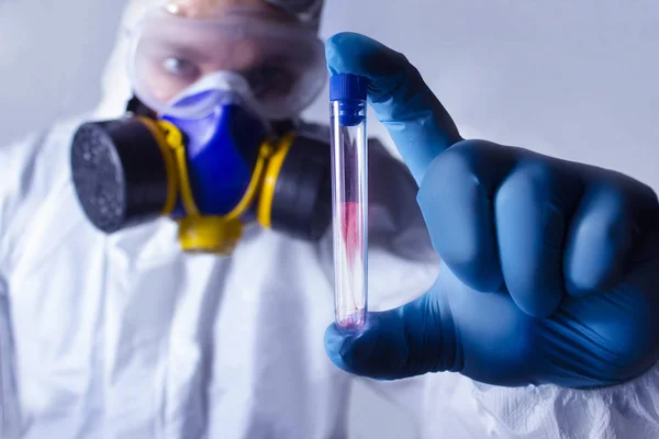 Trabajador Laboratorio Totalmente Equipado Respirador Gafas Atuendo Guantes Goma Azul — Foto de Stock