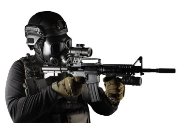 Gaz maskesi ve tüfek nişan izole savaşçı asker.