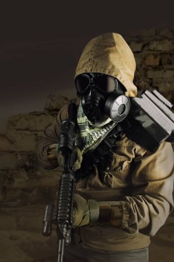 Çöl kıyamet sonrası asker tüfek le ayakta.