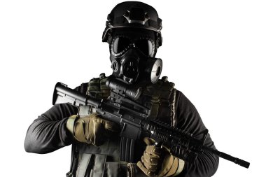 Gaz maskesi ve tüfek izole savaşçı asker.