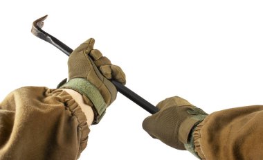 Levye tutan asker kolları.