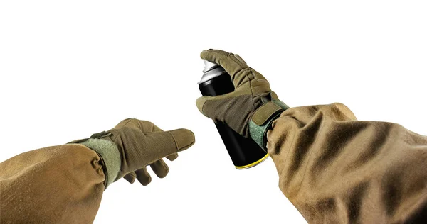 Izolowane ręce wojskowe z farbą spray może. — Zdjęcie stockowe