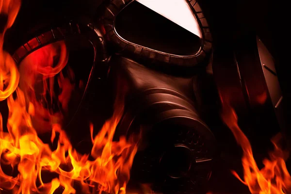 Negro quema máscara de gas militar vista de cerca . — Foto de Stock