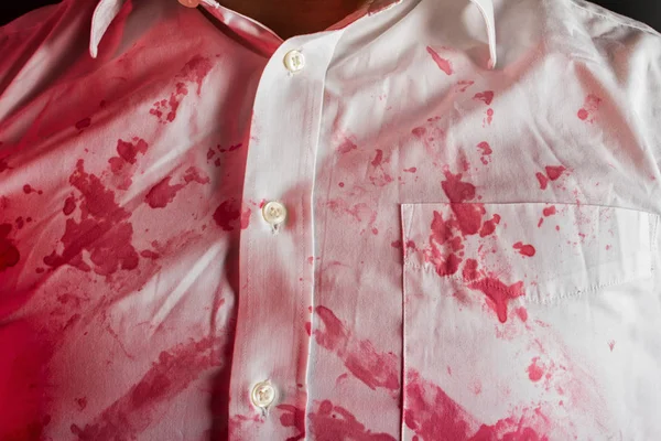 血まみれのシャツを着た男がクローズアップ. — ストック写真
