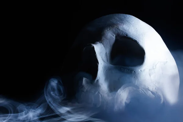 Crâne humain en vue de profil de fumée . — Photo