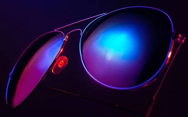 Röda och blå solglasögon närbild. — Stockfoto