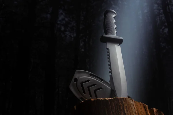 Охотничий нож, вид на древесину . — стоковое фото