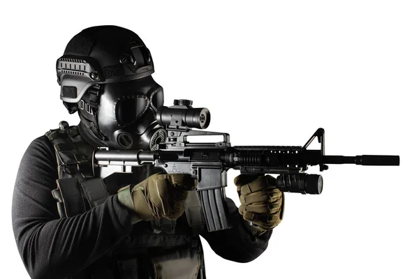 Geïsoleerde krijger soldaat in gasmasker en geweer richten. — Stockfoto
