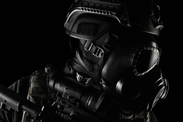 ガスマスクとライフル立ちプロファイルビューclosの戦士兵士 — ストック写真