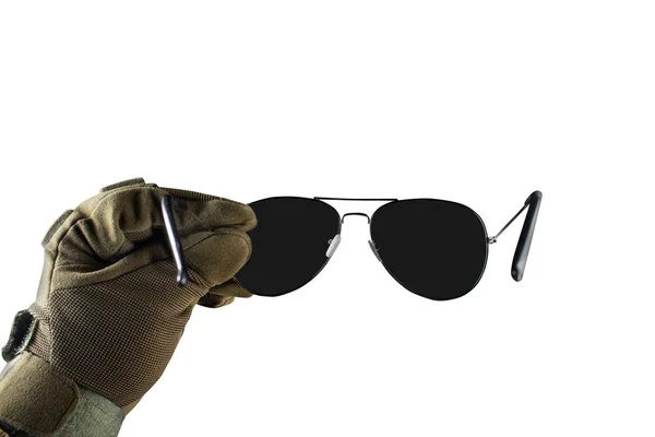 Soldatenarm mit schwarzer Sonnenbrille. — Stockfoto