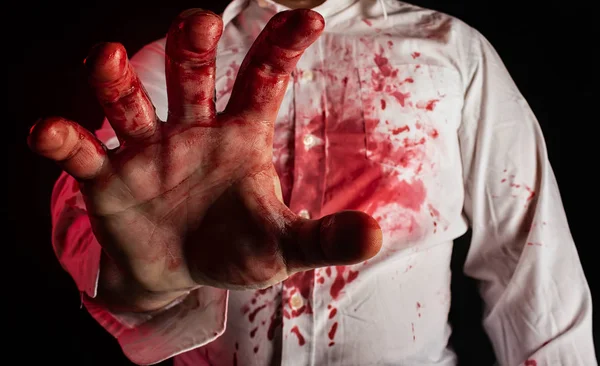 Homem de camisa branca e sangrenta estendendo a mão . — Fotografia de Stock