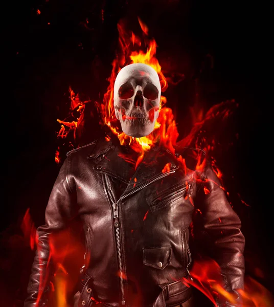 Biker Demon skelet in lederen jas staande brand. — Stockfoto