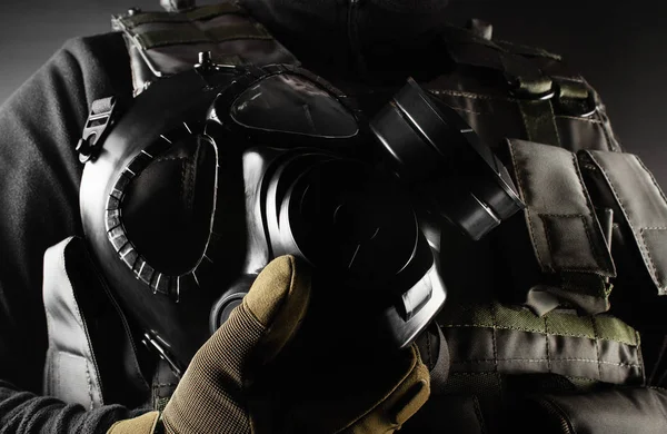 Guerreiro soldado segurando máscara de gás ângulo vista close-up . — Fotografia de Stock