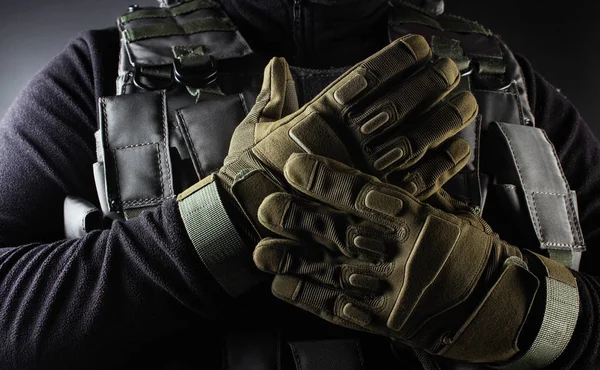Soldado guerrero en guantes tácticos de pie vista frontal primer plano . — Foto de Stock