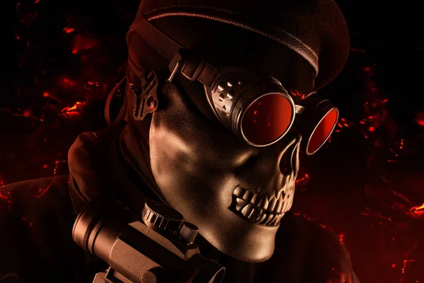Soldat mit Totenkopfmaske, Brille und Baskenmütze in Nahaufnahme. — Stockfoto