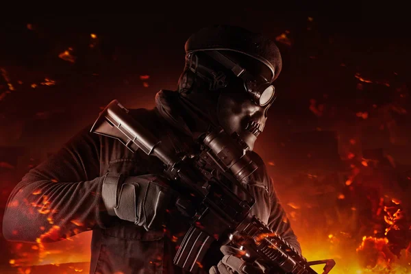 Soldat mit Totenkopfmaske, Brille und Baskenmütze. — Stockfoto