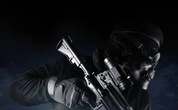 Soldado em máscara craniana, óculos, boina e exibição de perfil de rifle . — Fotografia de Stock