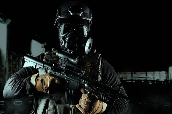 Soldat guerrier en masque à gaz et fusil sur fond noir . — Photo