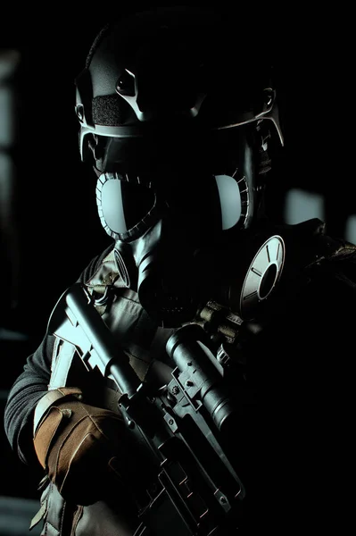 Krieger Soldat in Gasmaske und Gewehr in Großaufnahme. — Stockfoto