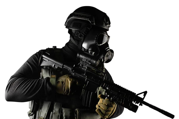 Isolierter Krieger Soldat mit Gasmaske und Gewehrprofil stehend. — Stockfoto