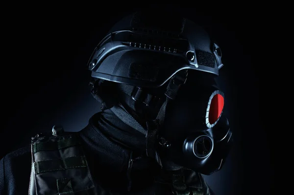 Warrior Soldier in gasmasker en geweer staande profiel View Clos — Stockfoto
