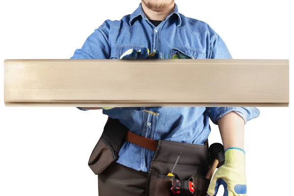 Trabalhador isolado em camisa jeans segurando placa de madeira . — Fotografia de Stock
