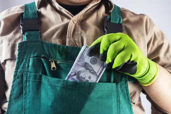 Foto di un lavoratore in abito verde generale con i soldi . — Foto Stock
