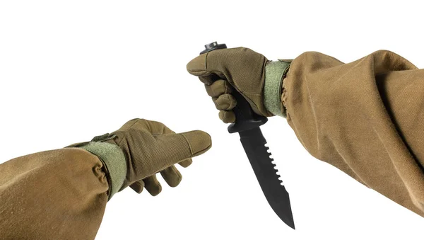 軍用&狩猟ナイフを持つ兵士の腕. — ストック写真