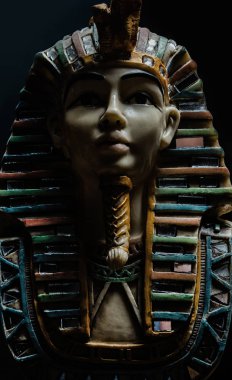 Siyah arka planda Firavun heykeli.