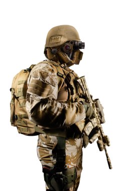 Gelecekçi Çöl Robot Savaşçısı tüfekle tek başına duruyor..