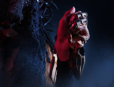 Tılsımlı dallardan yapılmış tahtta oturan dişi cadı.