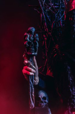 Tahtta oturan bastonlu kötü kadın cadı kraliçe eli.