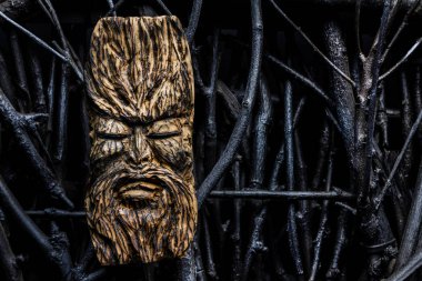 Dallarda sallanan tahta yüzlü tılsım..