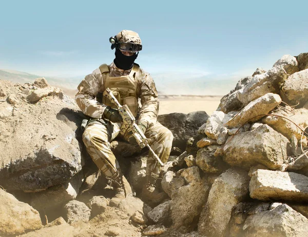 Żołnierz siedzi w okopie. — Zdjęcie stockowe