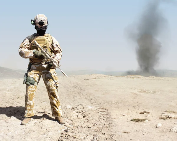 Soldado do deserto armado em fundo de guerra no deserto . — Fotografia de Stock