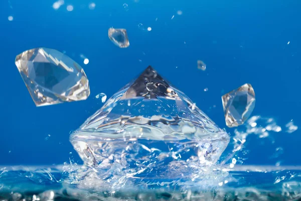 Mavi arkaplanda suda elmaslar.
