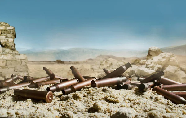 Pile d'obus de fusil posés sur le champ de bataille . — Photo