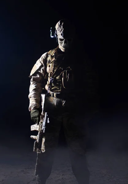 Spaventoso guerriero fantasma completamente attrezzato in piedi con fucile . — Foto Stock