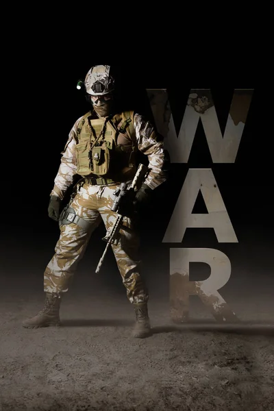 Soldat deșert complet echipat în picioare cu pușcă pe spate întunecat — Fotografie, imagine de stoc