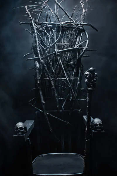 Bruja trono malvado con calaveras y bastón . — Foto de Stock