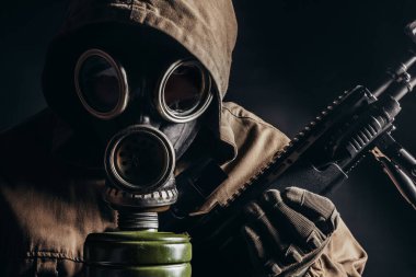 Sovyet gaz maskeli bir sapığın fotoğrafı. Elinde keskin nişancı tüfeği var..