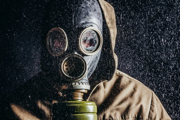Φωτογραφία Ενός Διώκτη Σοβιετική Μάσκα Αερίου Στη Βροχή Μαύρο Φόντο — Φωτογραφία Αρχείου